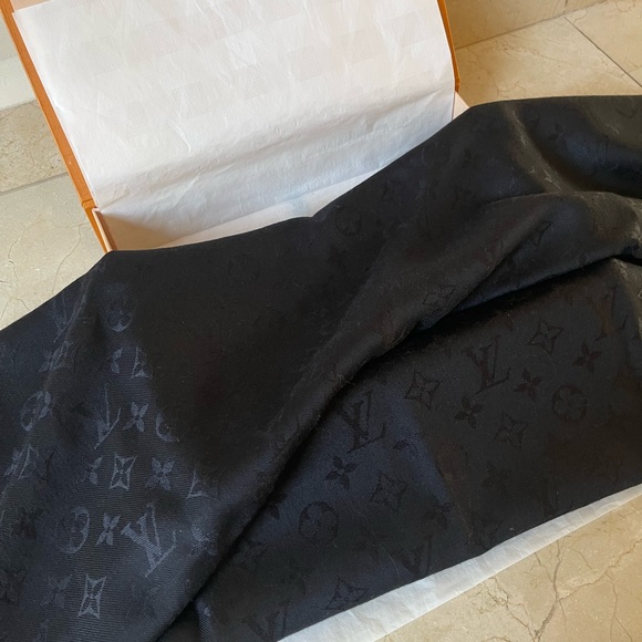 Louis Vuitton Monogram Shawl - Picture 5 of 10